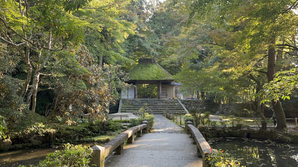 法然院の茅葺き屋根の山門