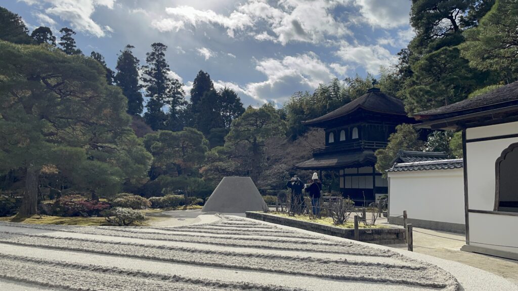 晴天の日の銀閣寺