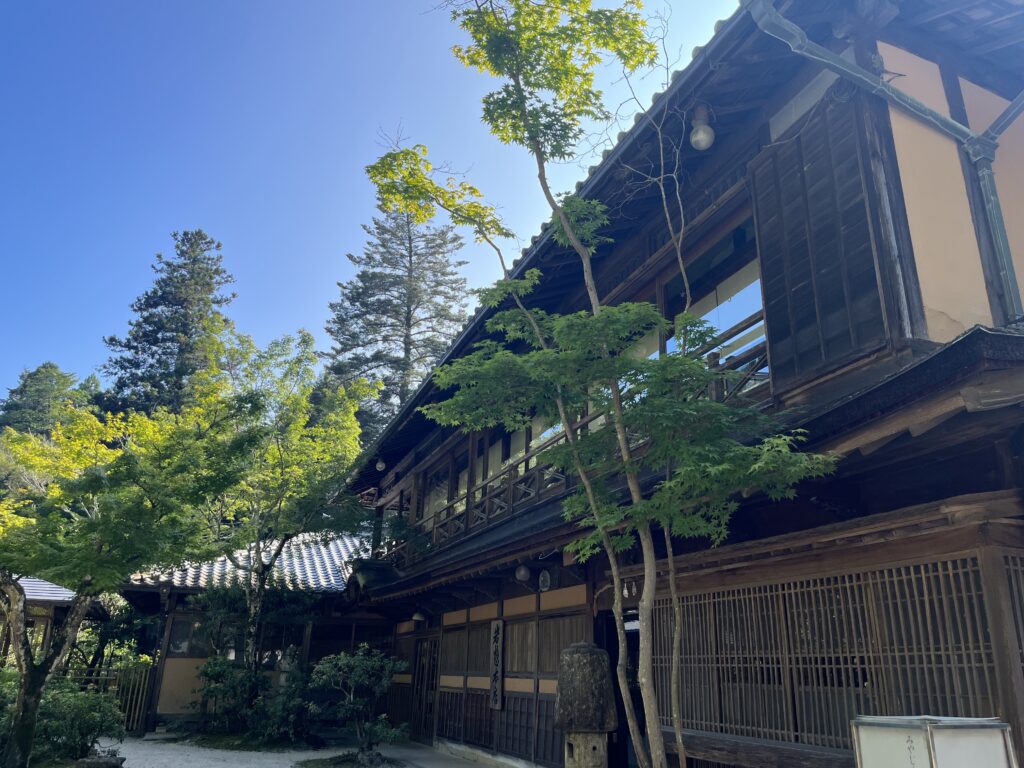 旅館岩惣の外観、昼間バージョン