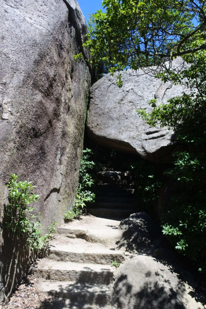 巨大な奇岩のトンネル