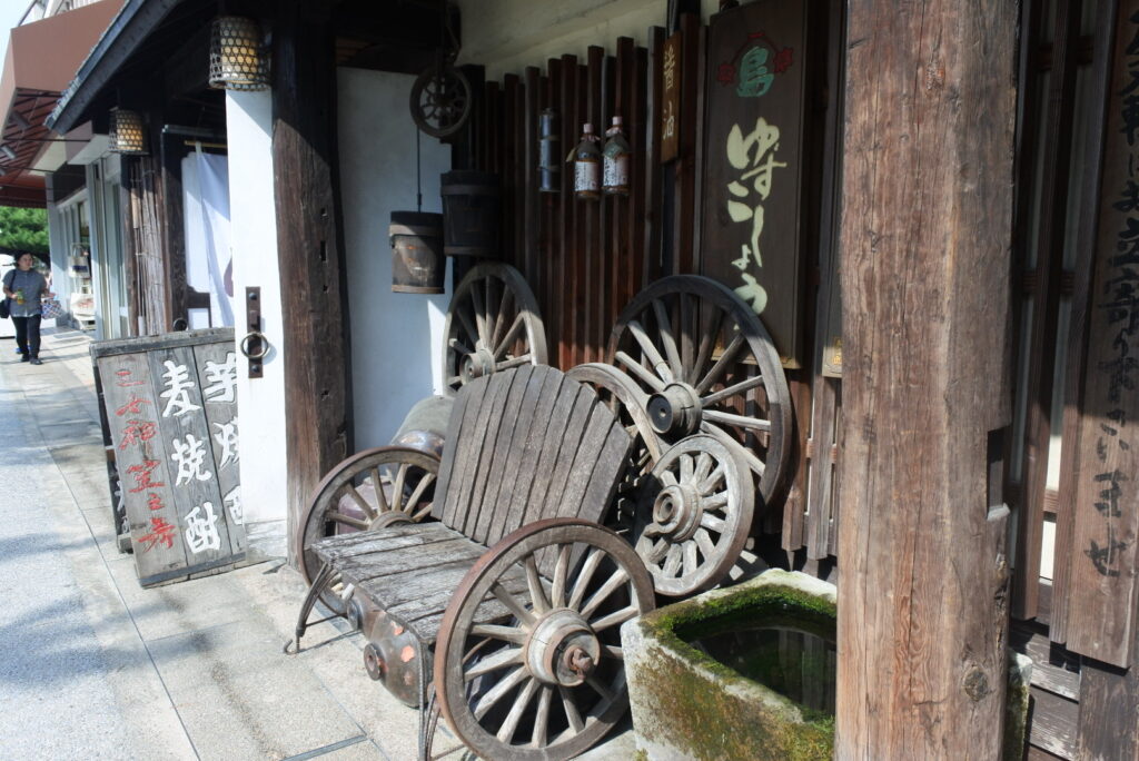 蔵を改装した外観も店内もおしゃれ