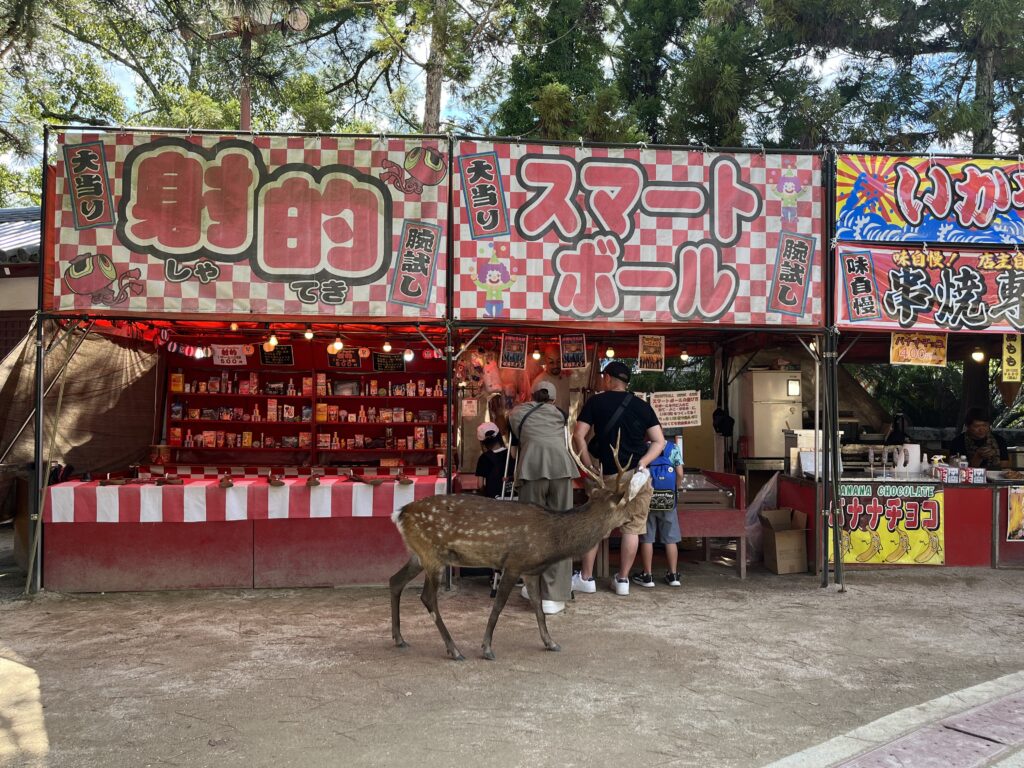 屋台を覗く、大きな角の旦那