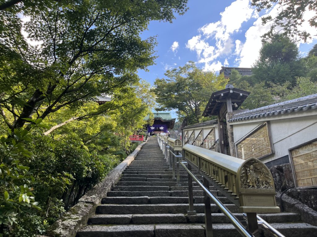 大聖院の長い階段