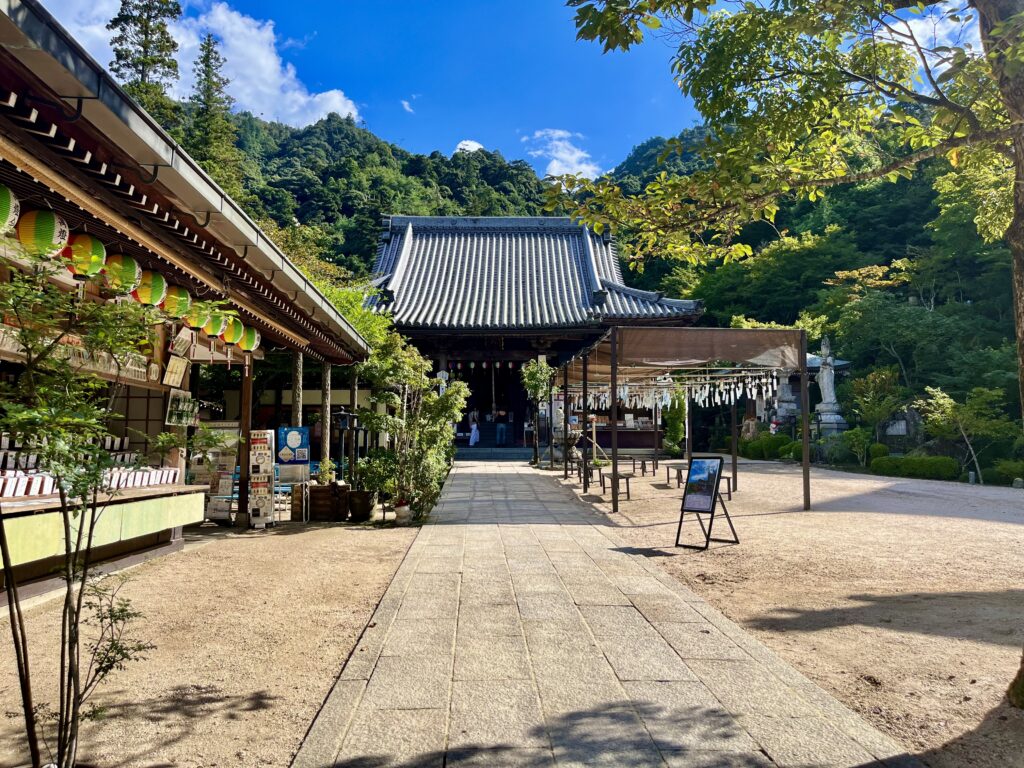 静かな大聖院の境内