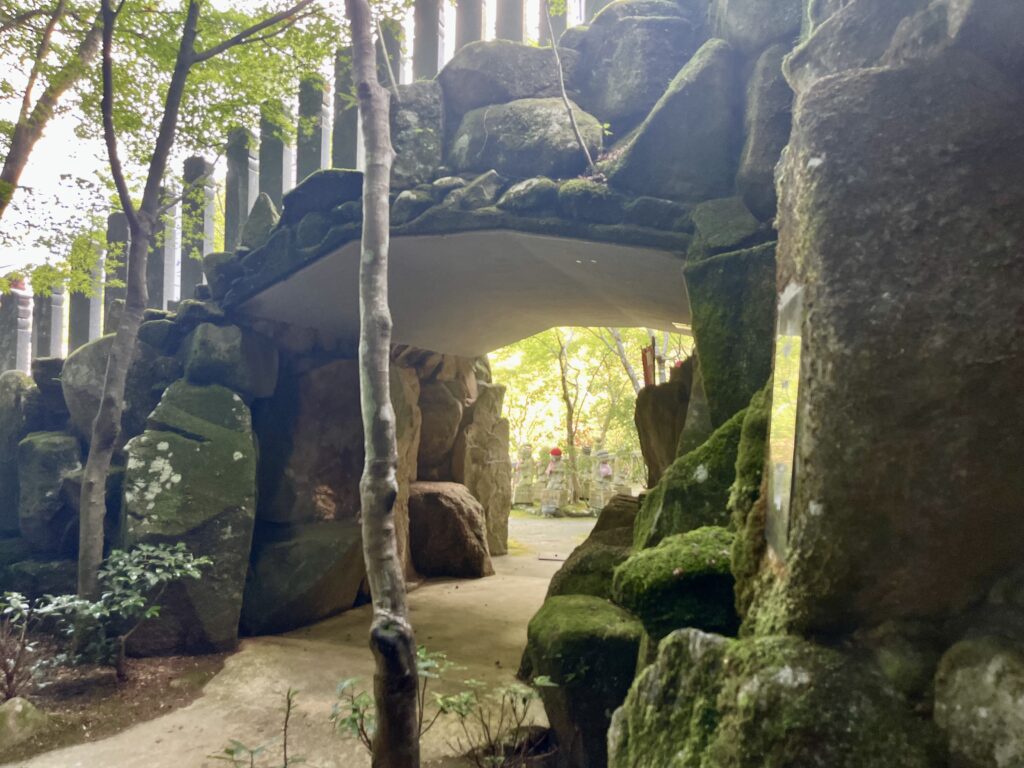 苔がむした大聖院のトンネル