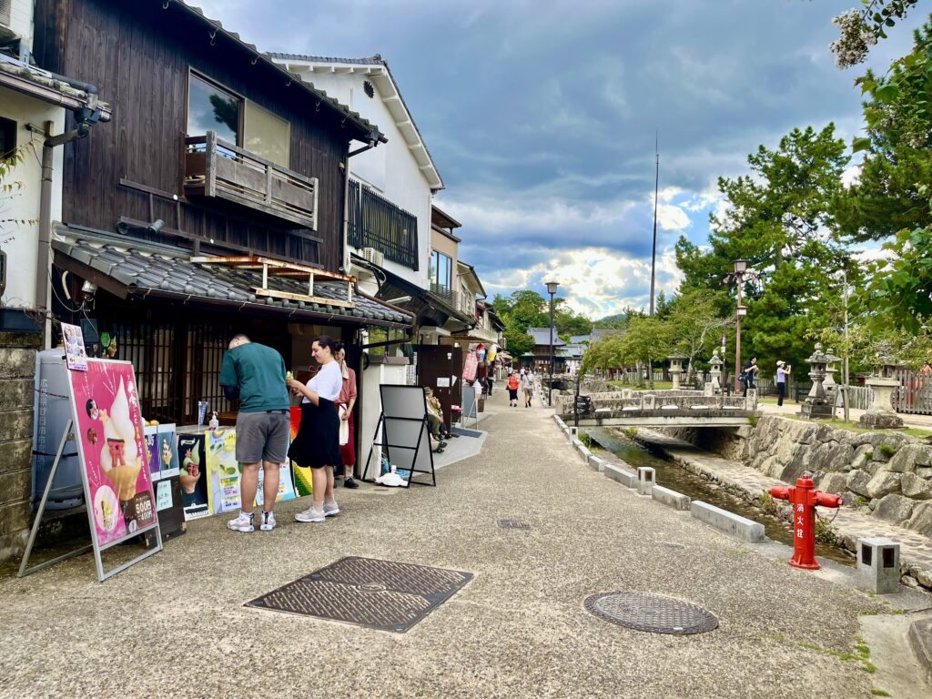 厳島神社の裏道