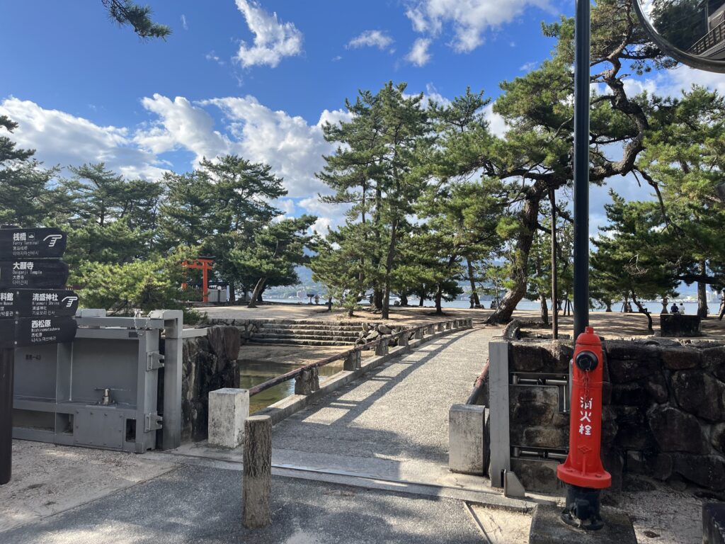 大鳥居が望める小橋