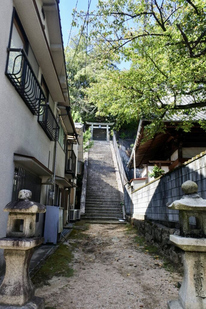 登ってみたい神社へと続く階段